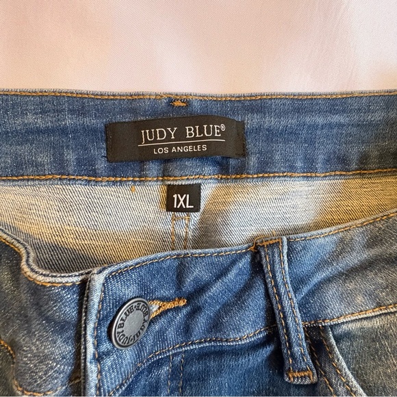 NWOT Judy Blue Size 1XL Plus Size Blue Jean Shorts with Leopard Accents - Picture 4 of 7